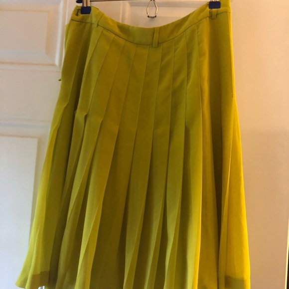 Pleated olive green BCBG MaxArzia skirt - Picture 4 of 5